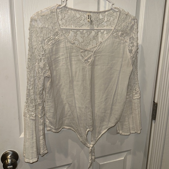 Bundle of 3 long sleeved tops with lace feature in various colors - Picture 10 of 13